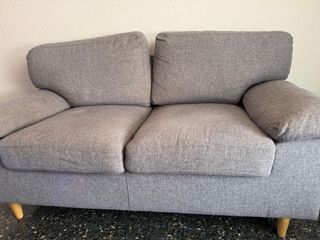 Sofá gris de tela