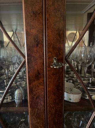 Vitrina aparador de madera noble con cristal bise