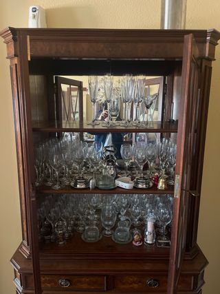 Vitrina aparador de madera noble con cristal bise