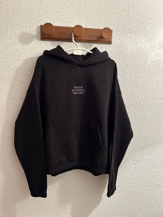 *Sudadera negra bordada talla L Pull&Bear