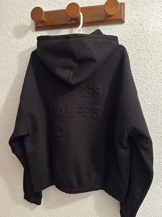 *Sudadera negra bordada talla L Pull&Bear