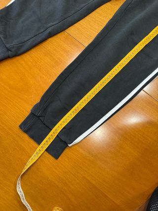 Tuta Adidas nera con strisce bianche