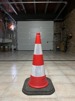 Cono de tráfico rojo y blanco de 75cm