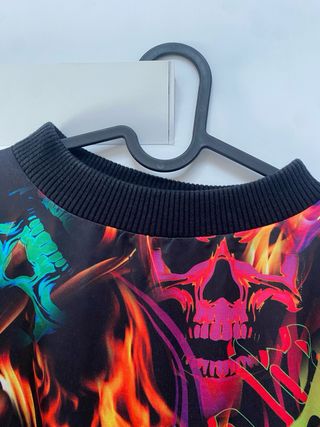 Vestito con stampa fiamme e teschi