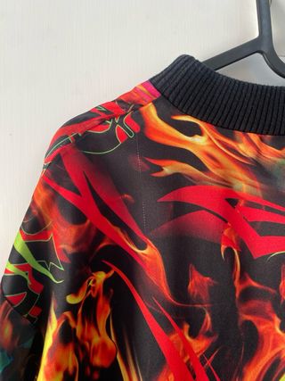 Vestito con stampa fiamme e teschi