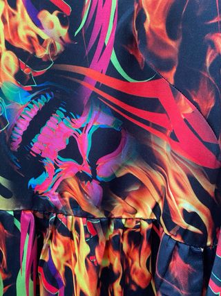 Vestito con stampa fiamme e teschi