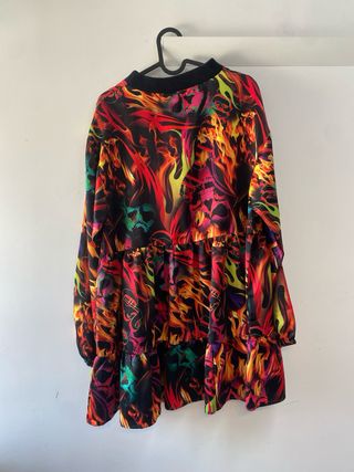 Vestito con stampa fiamme e teschi