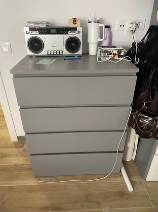 Cómoda de 4 cajones gris