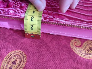 Cartera rosa efecto piel cocodrilo