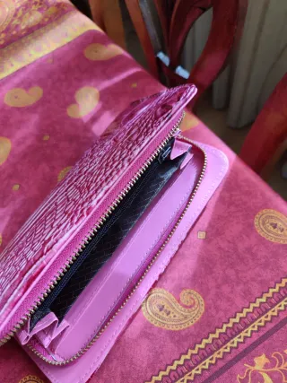 Cartera rosa efecto piel cocodrilo