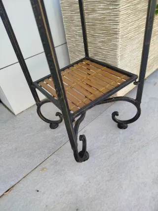 Estantería de forja con baldas de bambú