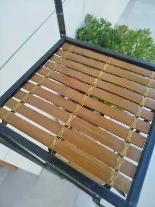 Estantería de forja con baldas de bambú