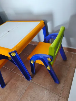 Mesa y sillas infantiles