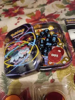 Pack Accesorios Pokémon: Lata + Dados + moneda...