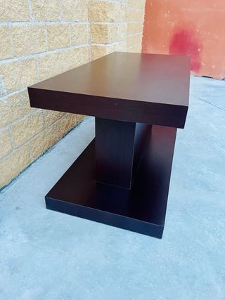 Mesa moderna de madera decoración salón o comedor.