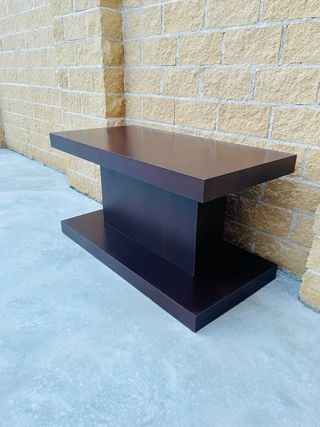 Mesa moderna de madera decoración salón o comedor.