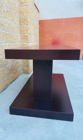 Mesa moderna de madera decoración salón o comedor.