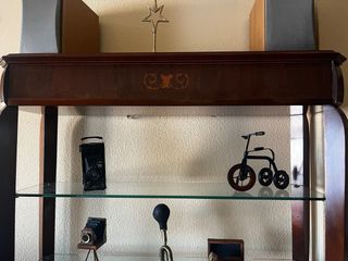 Vitrina/estantería clásica de madera maciza