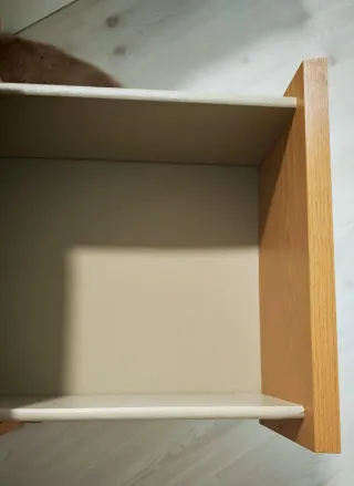 Mesitas de noche de madera.