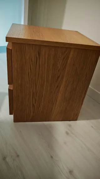 Mesitas de noche de madera.