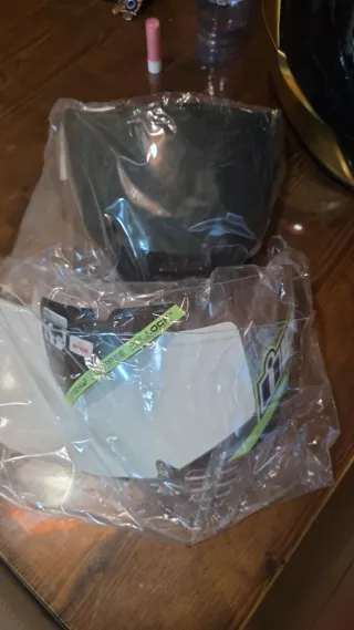 Casco de moto dorado con visera negra ICON