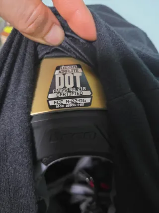 Casco de moto dorado con visera negra ICON