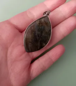 Colgante de acero con labradorita