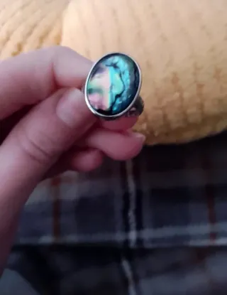 Anillo de acero con concha de abulón