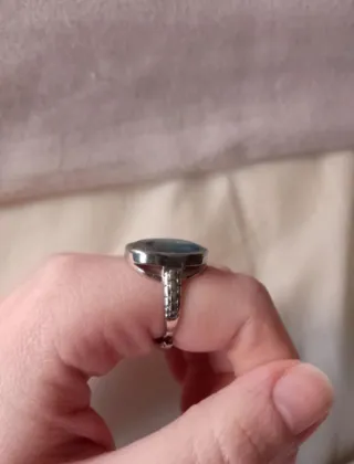 Anillo de acero con concha de abulón
