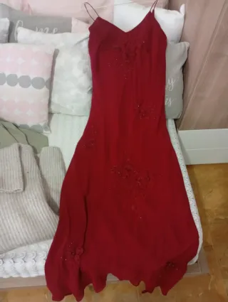 Vestido de fiesta rojo con pedrería