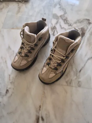 Botas de trekking beige y grises