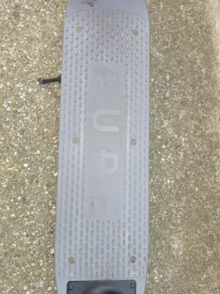 Patinete eléctrico gris