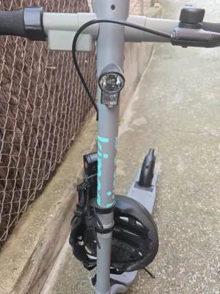 Patinete eléctrico gris