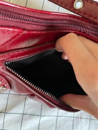 Bolso bandolera burdeos con asa ajustable