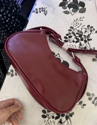 Bolso bandolera burdeos con asa ajustable