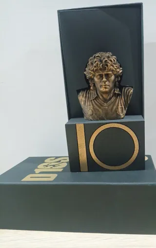 Edizione limitata. 1 bottiglia, un busto e 10 DVD