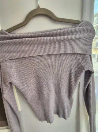 Jersey canalé hombros descubiertos gris