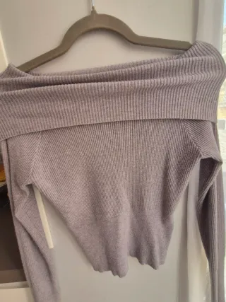 Jersey canalé hombros descubiertos gris