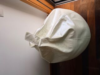 Puff em couro sintético bege