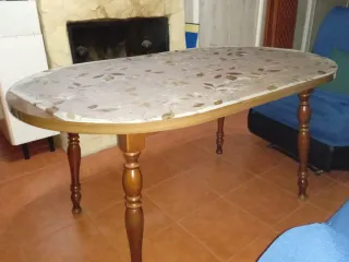 Mesa de comedor ovalada de madera