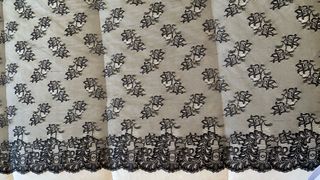 Mantilla negra bordada a máquina