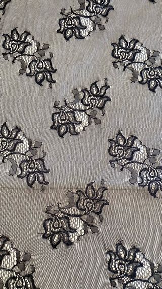 Mantilla negra bordada a máquina