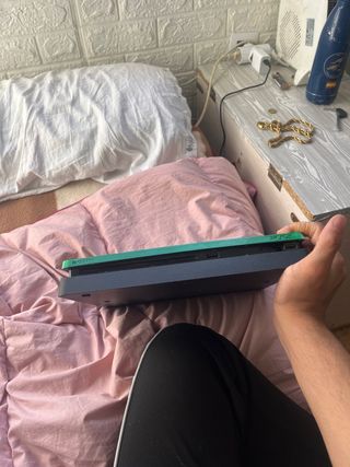 PS4 (PlayStation 4) Verde con GTA 5 sin  mando