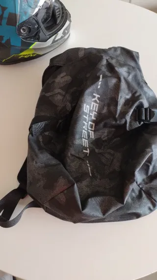 Mochila casco moto impermeable 3 bolsillos gris