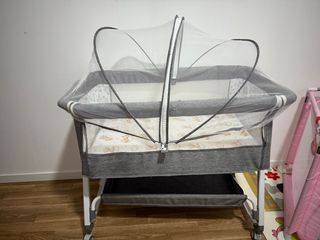 Cuna de bebé con mosquitera
