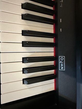 Piano Digital Negro con Banqueta