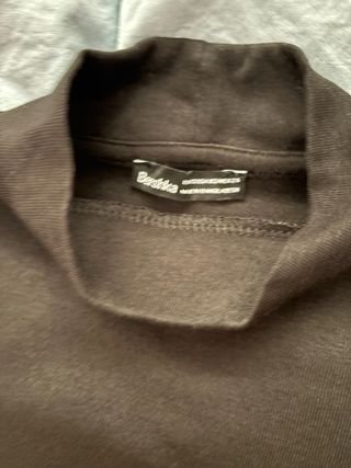 Camiseta negra manga larga cuello alto