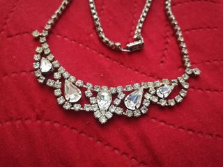 Girocollo con strass e pendente a goccia