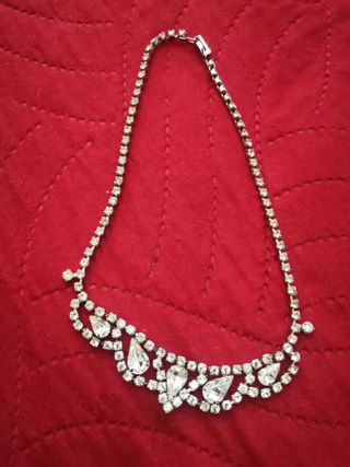 Girocollo con strass e pendente a goccia