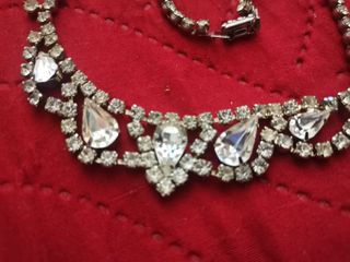 Girocollo con strass e pendente a goccia